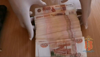 Пособница аферистов пыталась перевести 1,7 миллиона рублей, похищенных у пенсионерки