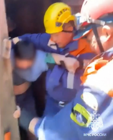 В Туве спасатели вызволили женщину, провалившуюся в проём уличной кабины