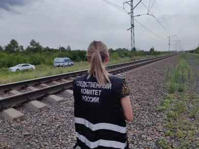 В Омской области электропоезд смертельно травмировал подростка в наушниках