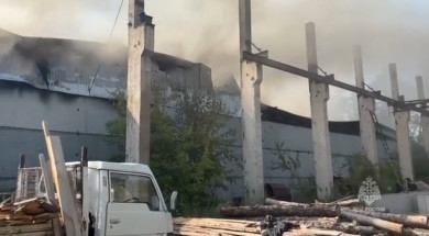 В Шушенском огнеборцы ликвидируют пожар на двух тысячах квадратных метрах