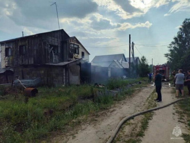 Во время крупного пожара в Барнауле из горящего дома спасли мужчину