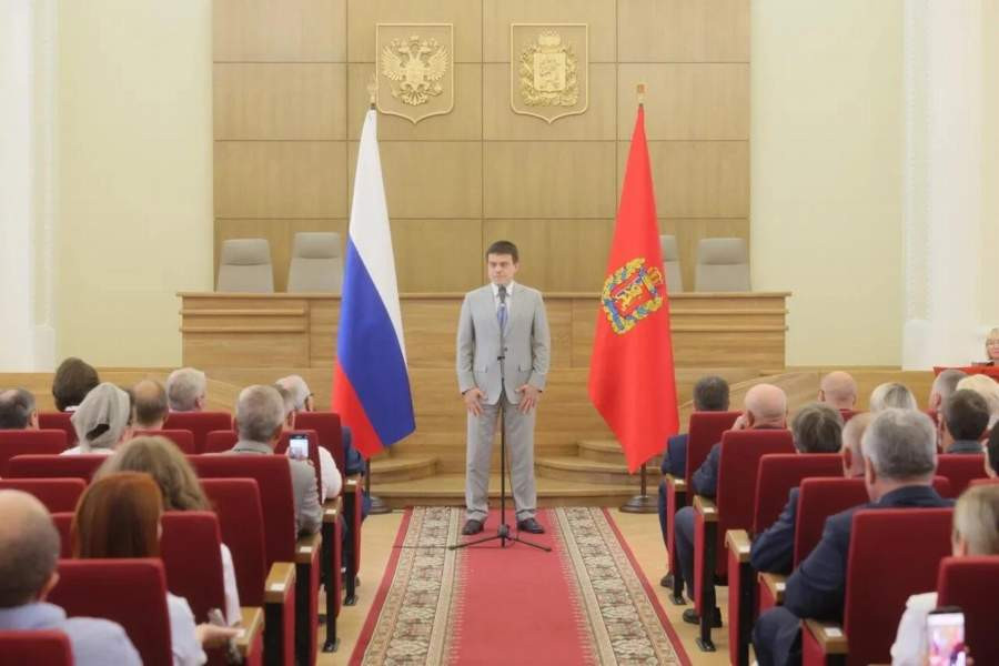 Михаил Котюков пытается демонестрировать уверенность в своих силах. Особенно при вручении наград.
