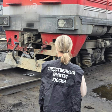 В Хабаровском крае водитель оставил автомобиль на переезде, произошло столкновения его с поездом