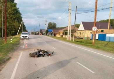В Новосибирской области погиб водитель опрокинувшегося на городской улице мопеда