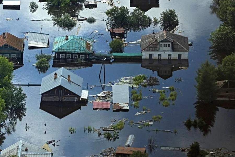 Большая вода хлынула на дороги и поля, добралась до огородов и жилых домов