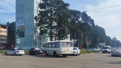 В Лесосибирске автобус столкнулся с легковым автомобилем, два человека пострадали