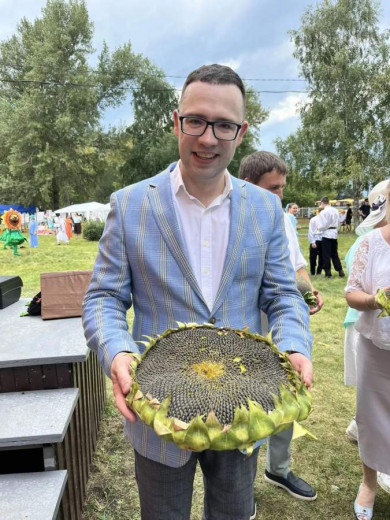 Краевой депутат Владислав Зырянов вручил награды труженикам села Городок