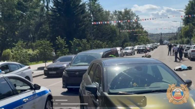 В Иркутске сотрудники Госавтоинспекции работают на месте ДТП, в котором погиб мотоциклист