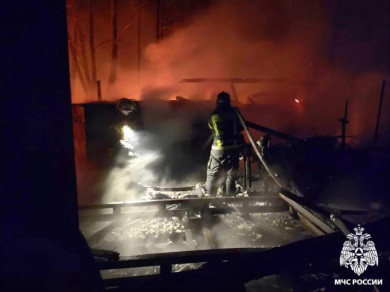 Два с половиной часа сотрудники МЧС тушили пожар в новосибирском яхт-клубе