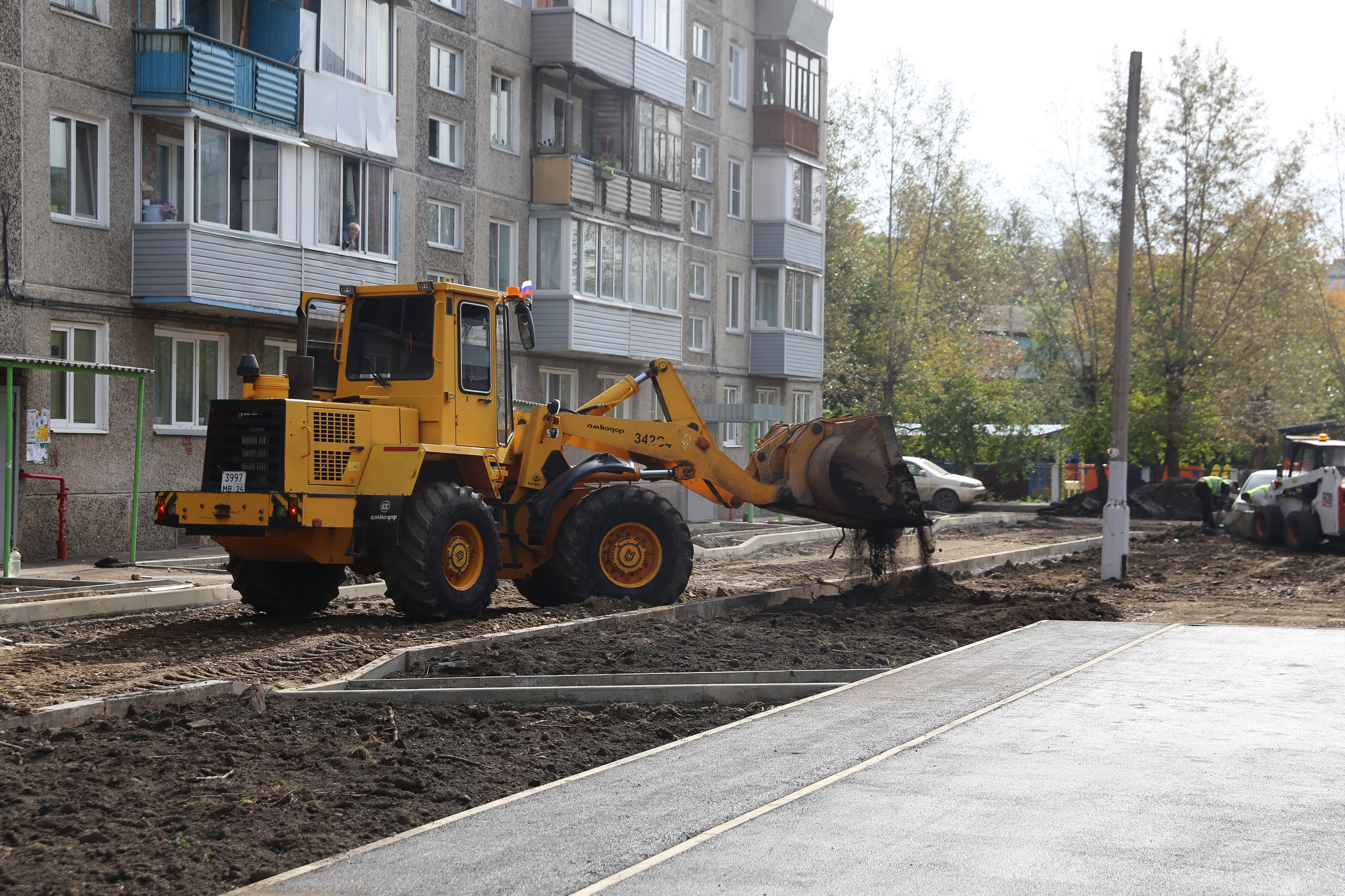 Ремонт дворов. Благоустройство дворовых территорий в Красноярске. Ремонт дворовых территорий. Ремонт благоустройства территории. Строительная техника для работы во дворе.