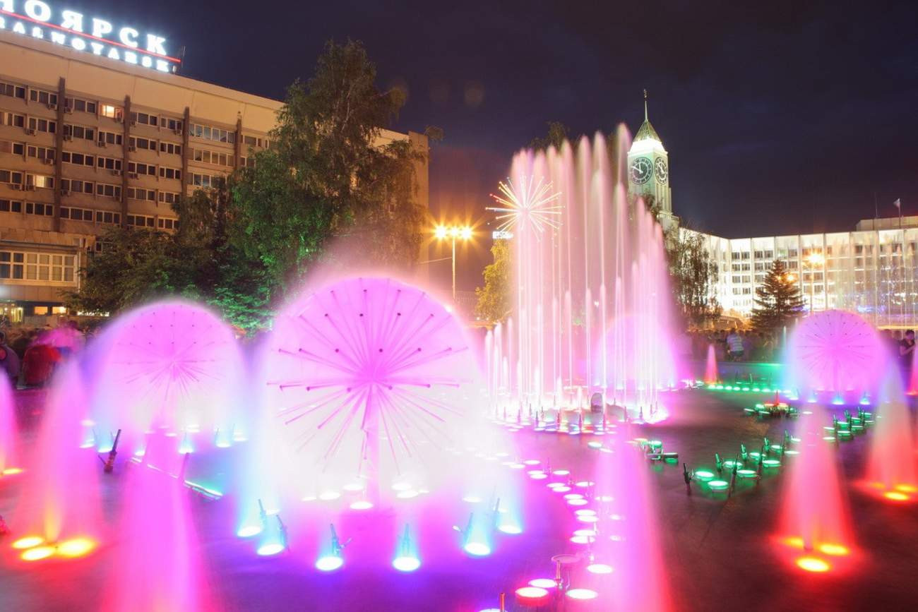 Театральная площадь красноярск. Фонтан на театральной площади красноярск. Театр оперы и балета красноярск фонтаны. Театральная площадь красноярск ночью. Национальный драматический театр россии, александринский театр.
