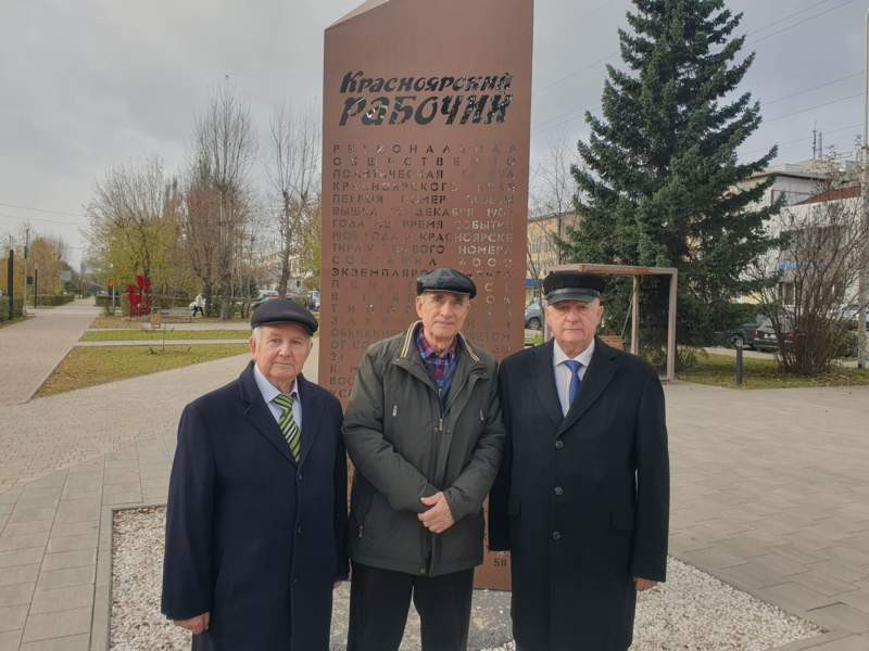 Преданные читатели "КР". Снимок у памятника на память