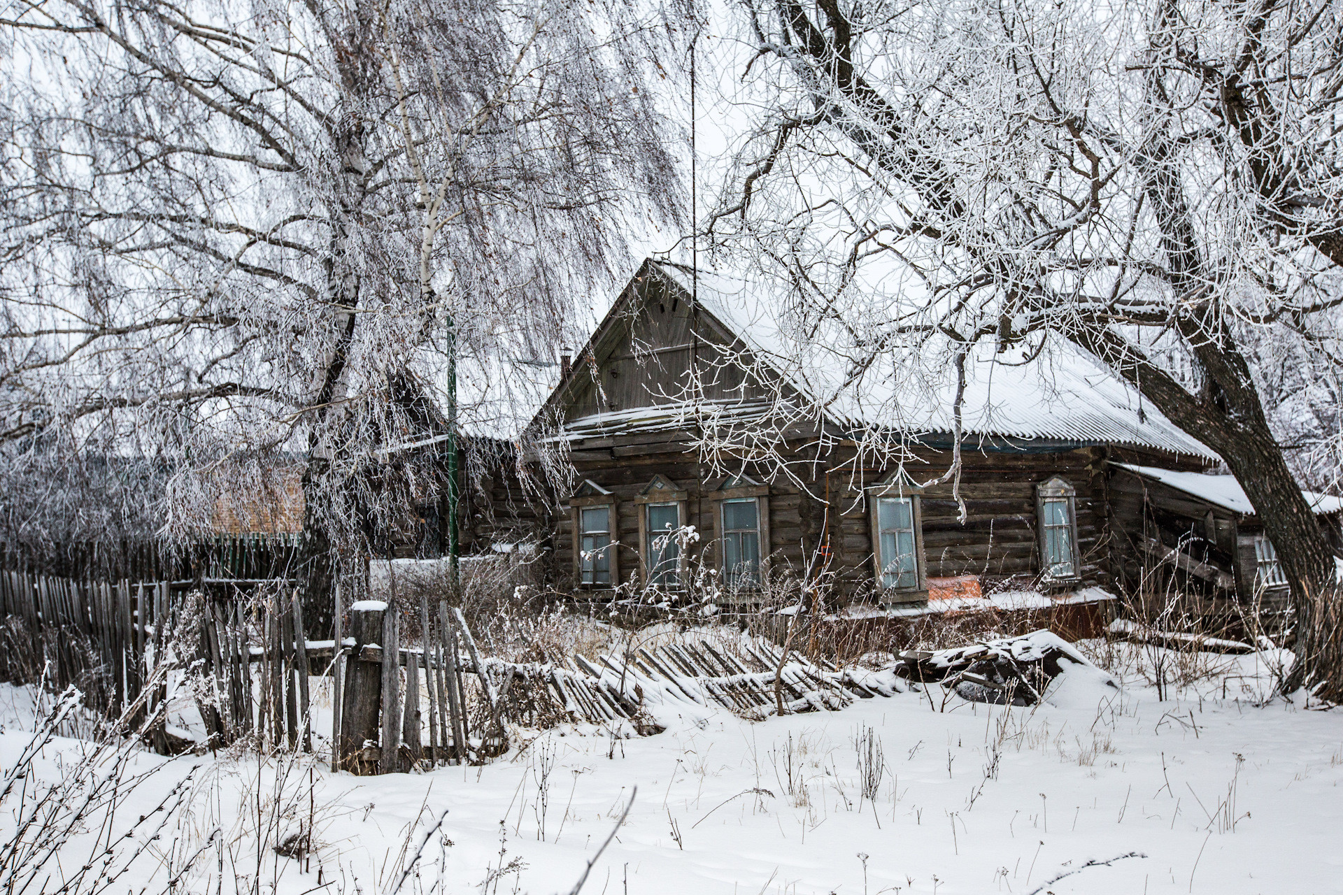 Заброшенный дом в деревне зима