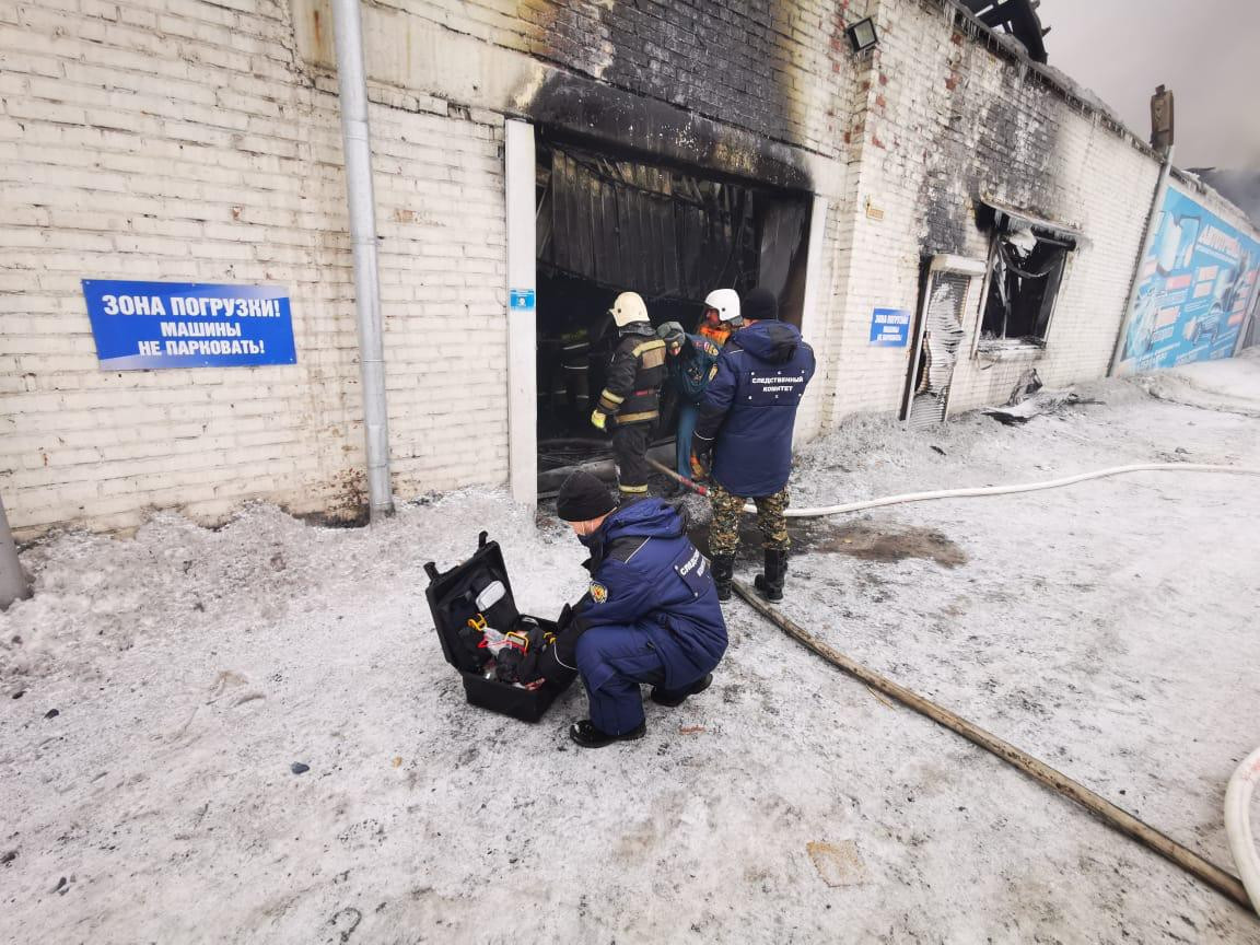 Поиски красноярск. Пожар на Калинина. Красноярск пожар на складе погибли. Калинина 60/1 Красноярск Автотрейд пожар. Извлекли пожарных в Красноярск.