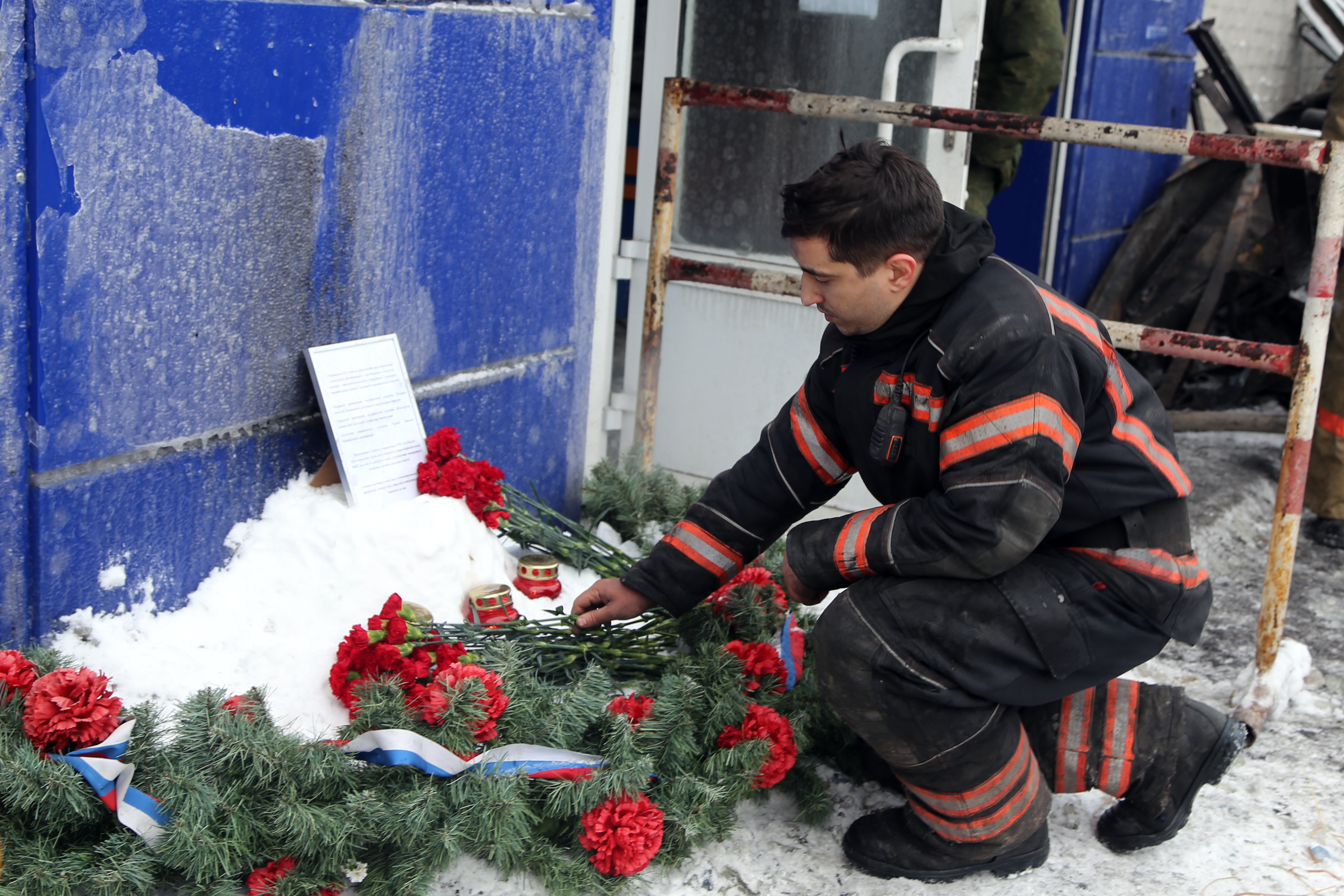Мигранты празднуют в день траура. Пожар в Красноярске.