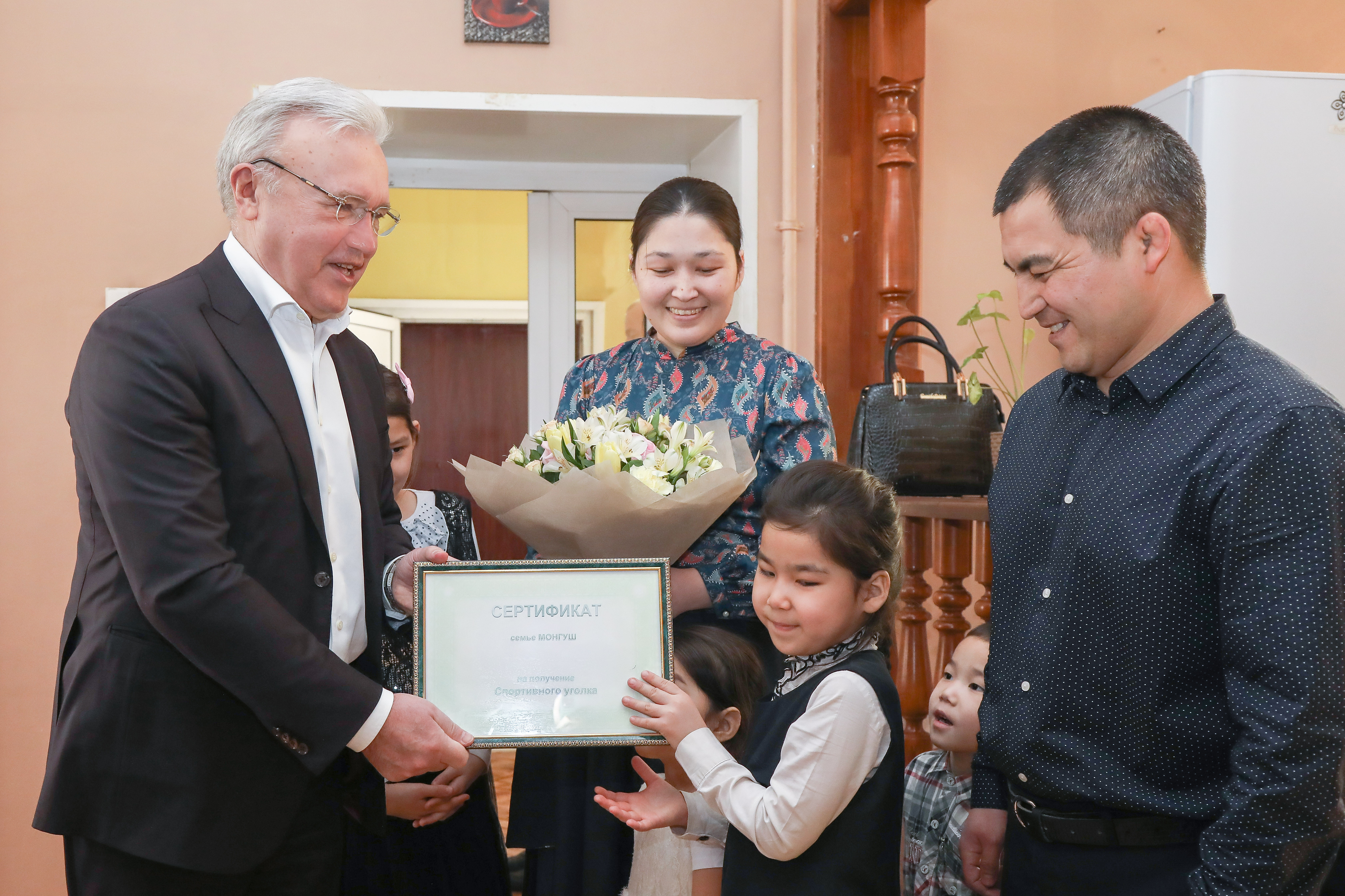 Год семьи в красноярском крае. Губернатор Усс Красноярского края семья. Усс наградил многодетные семьи.