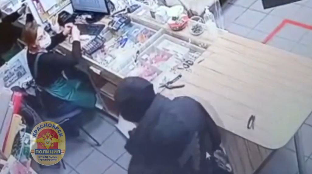 В Красноярске мужчина ограбил два магазина, угрожая ножницами и ножом ...