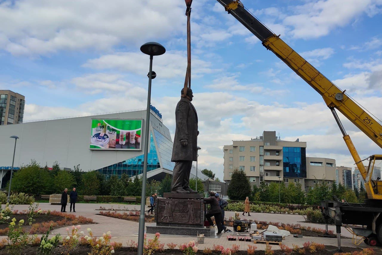 В парке имени 400-летия Красноярска установили памятник Павлу Федирко.  Красноярский рабочий