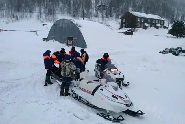 Приисковый потерялись снегоходчики. Пропавшие на снегоходах в Приисковом. Поиск пропавших в Приисковом. В Приисковом погибли снегоходчики.