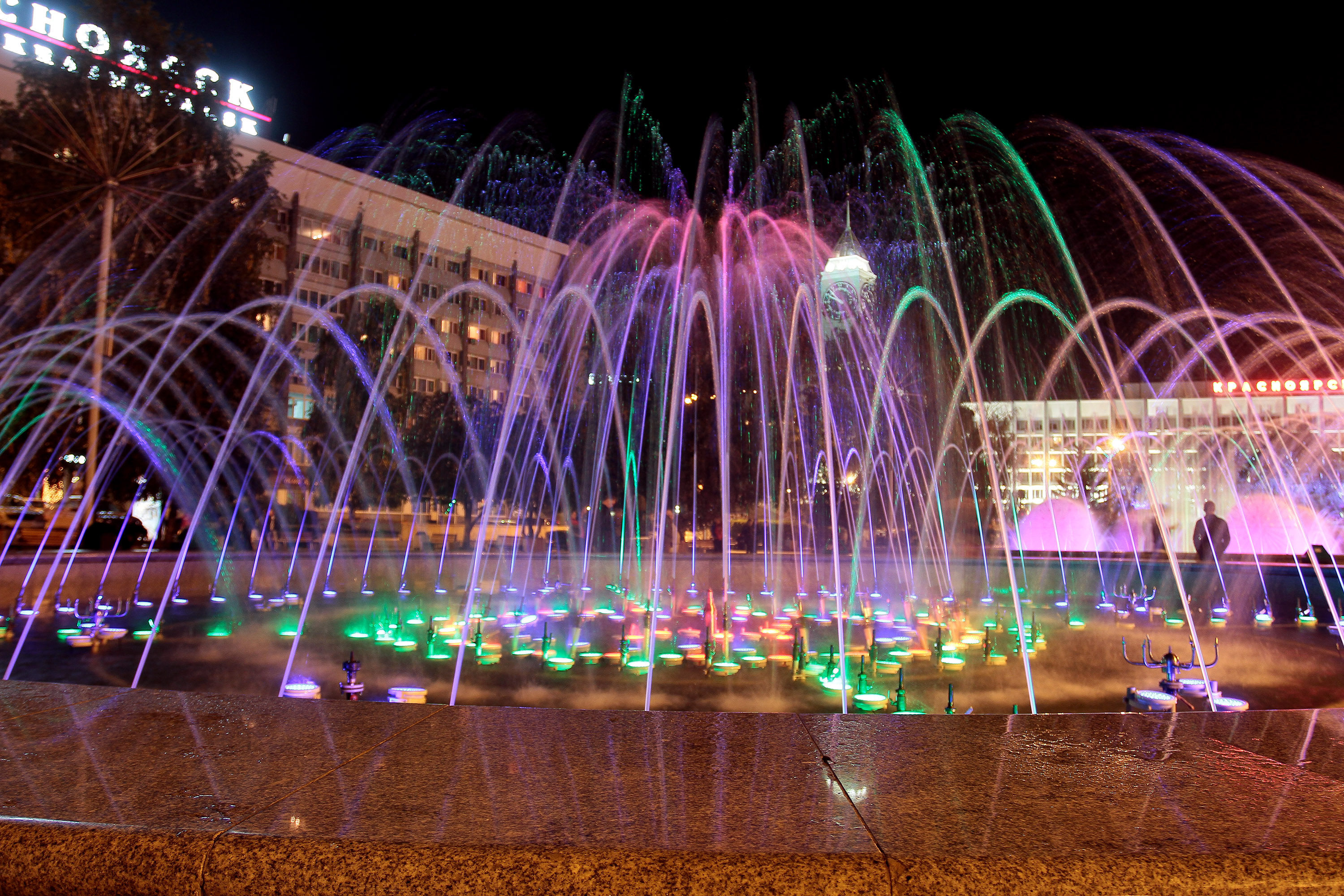 Светомузыкальный фонтан на театральной площади в Красноярске
