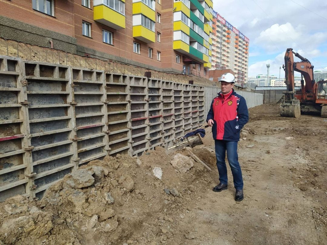 В Красноярске строительство новой подпорной стены в Солнечном завершат в  ноябре. Красноярский рабочий