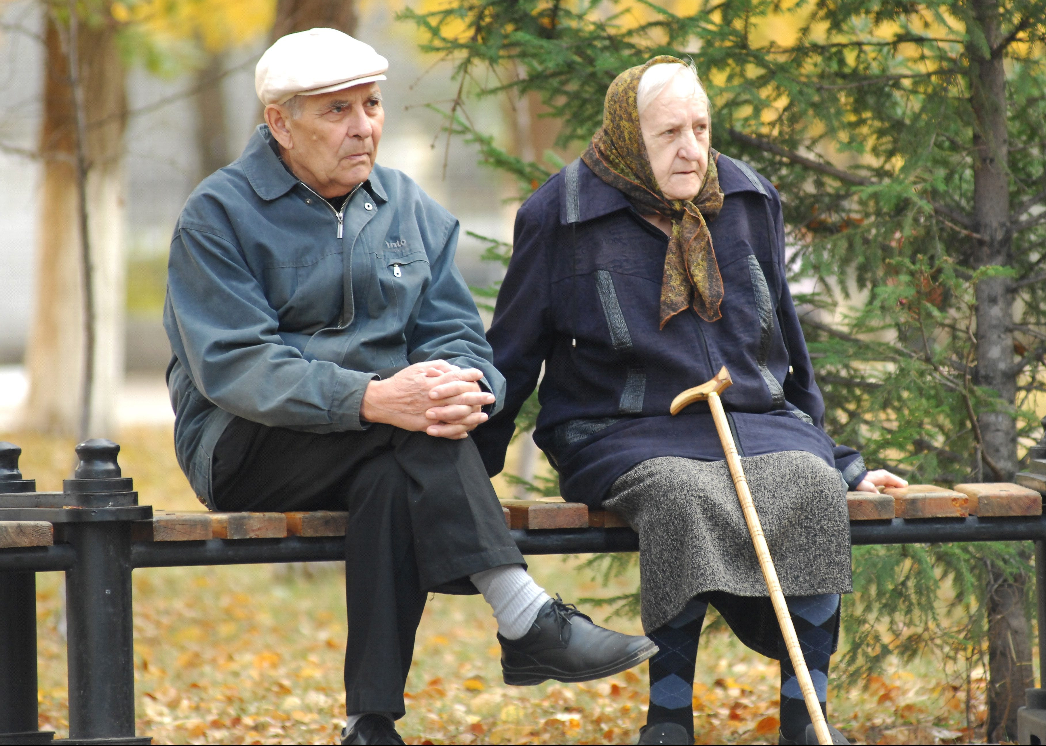 Пенсионерам понизили. Пожилые люди. Пожилые люди в России. Русские пенсионеры. Старики.