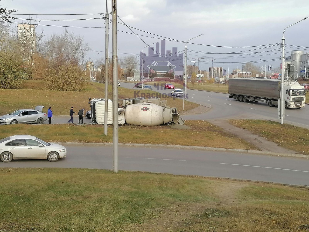 В Красноярске на Взлётке перевернулась бетономешалка. Красноярский рабочий