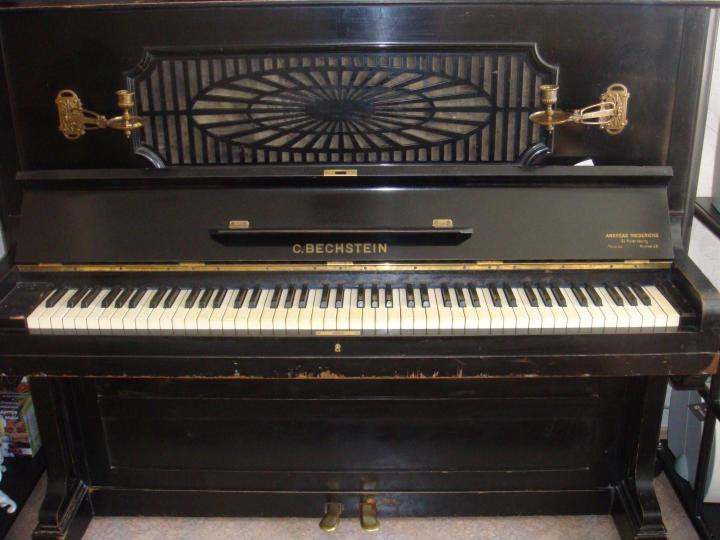 Продавец уверяет, что это пианино принадлежало Ивану Шпиллеру