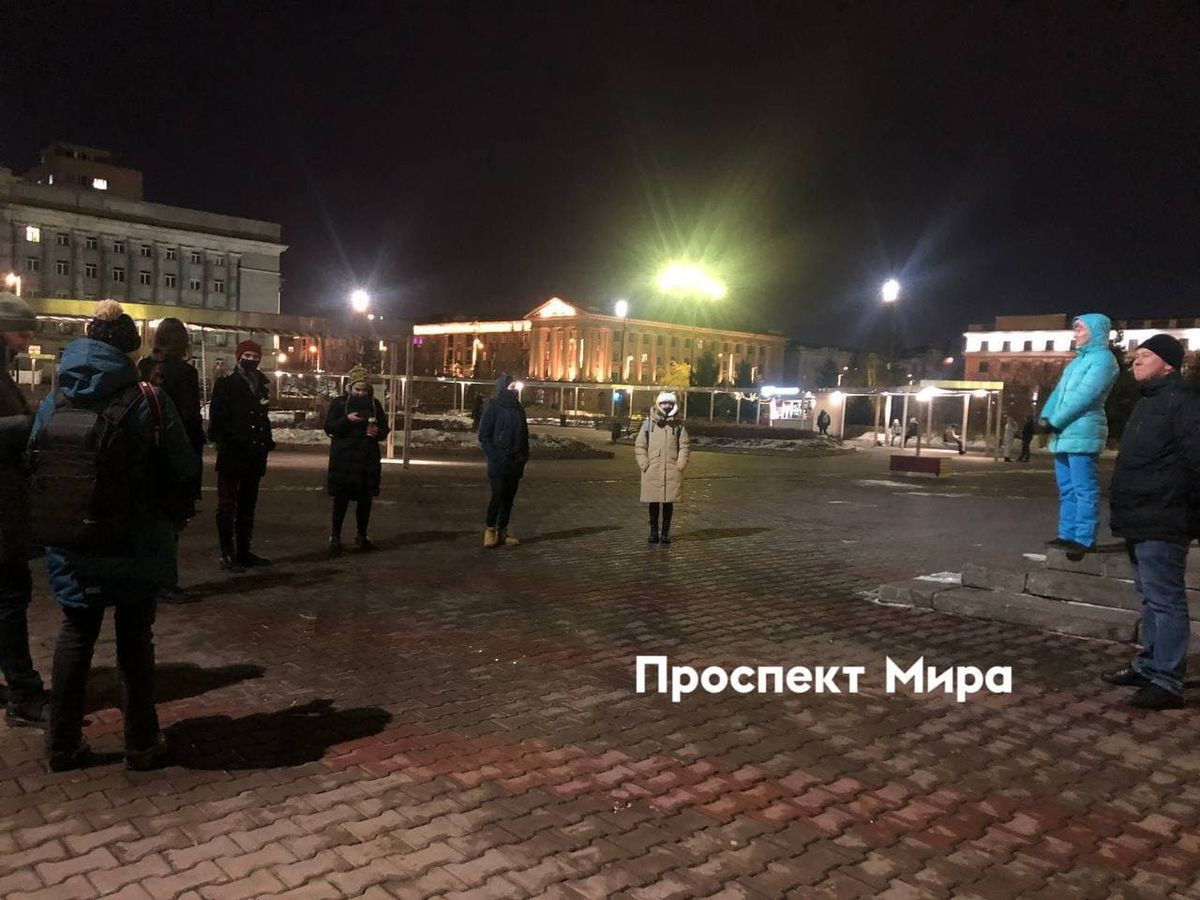 Акция началась около 19:00 24 февраля. Портал "Проспект Мира" сообщает, что на площадь революции вышли около 20 человек