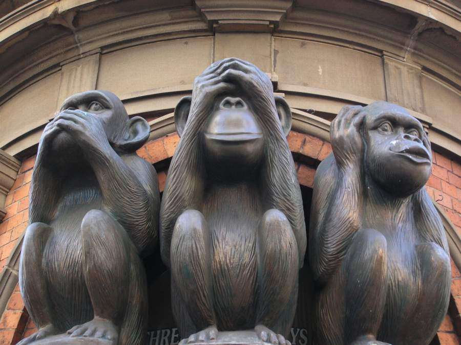 Обезьянки не вижу не слышу. Обезьяны сандзару. Три обезьянки. Три обезьяны скульптура. Статуя 3 обезьяны.