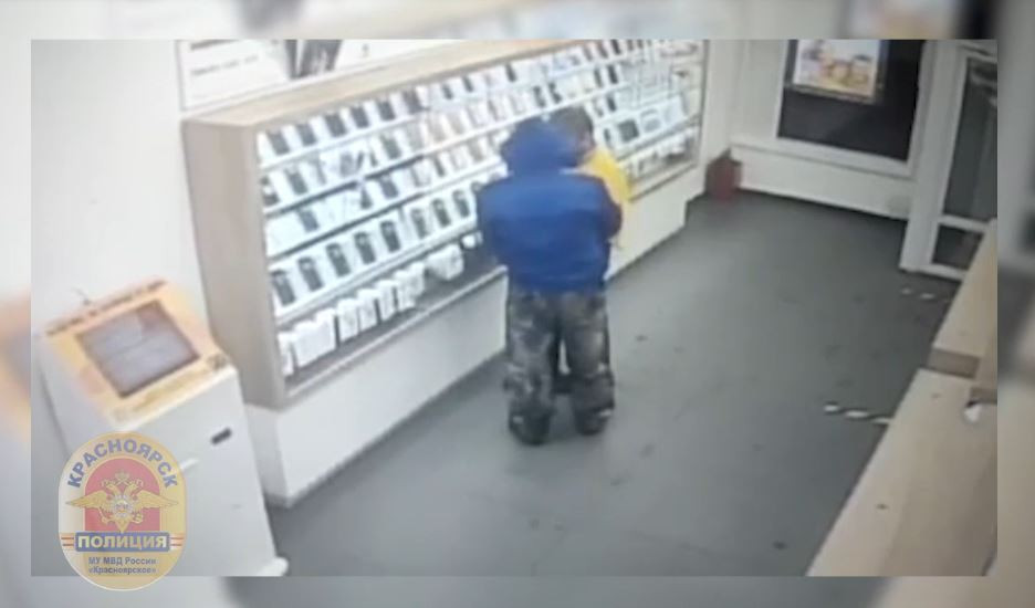 В Красноярске мужчина, угрожая ножом, похитил из магазина телефоны на ...