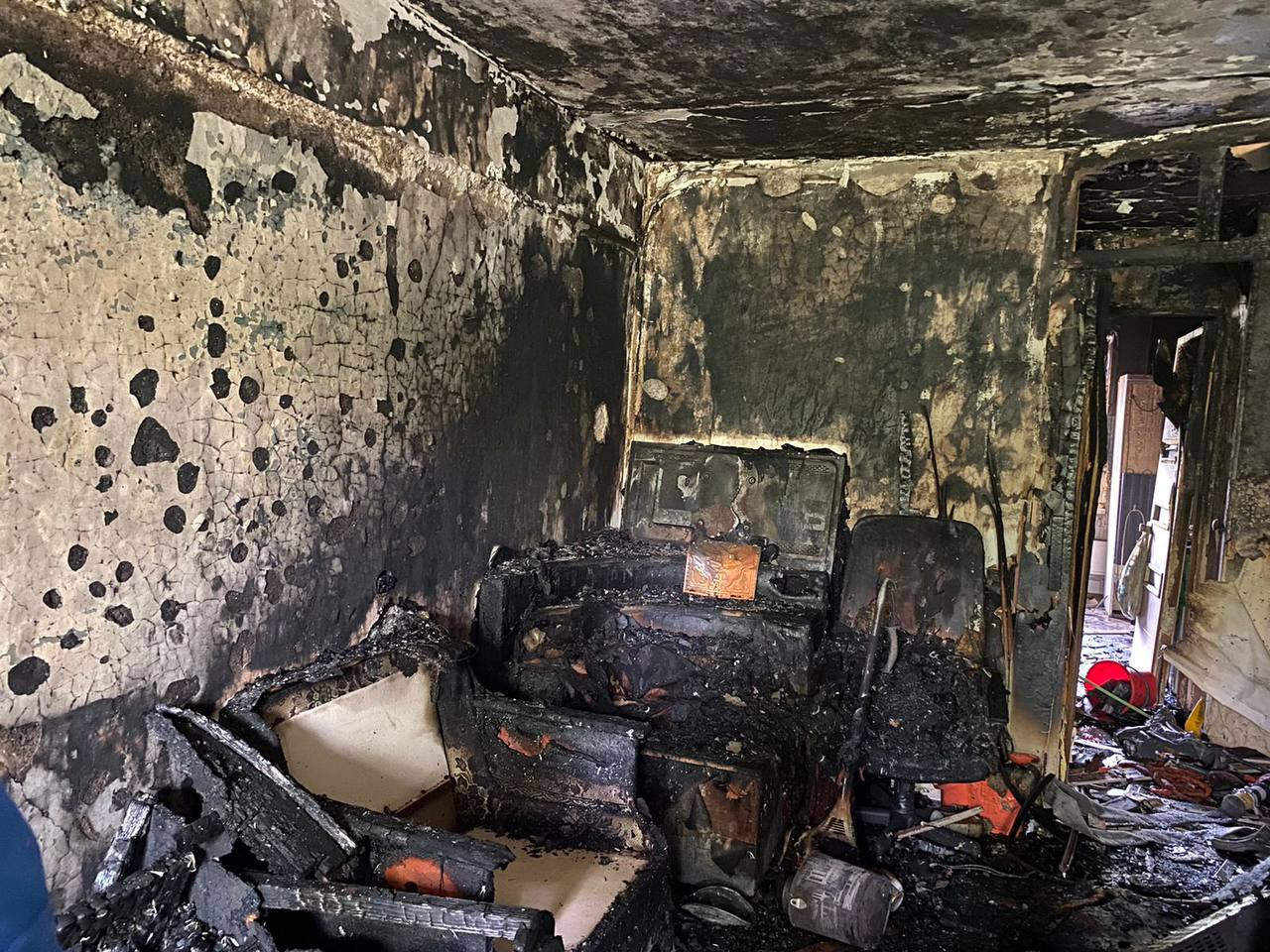 Хотя было уже поздно в комнате горела. Квартира после пожара. Пожар в квартире.