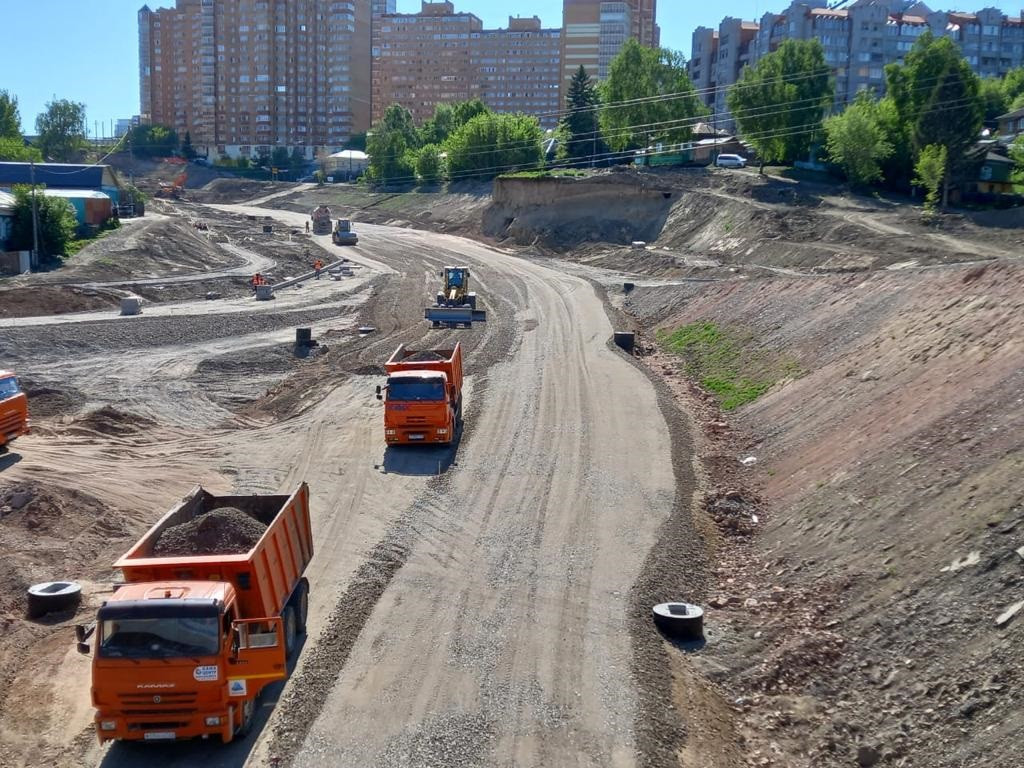 В Красноярске на развязке в Николаевке начали укладывать бордюры.  Красноярский рабочий