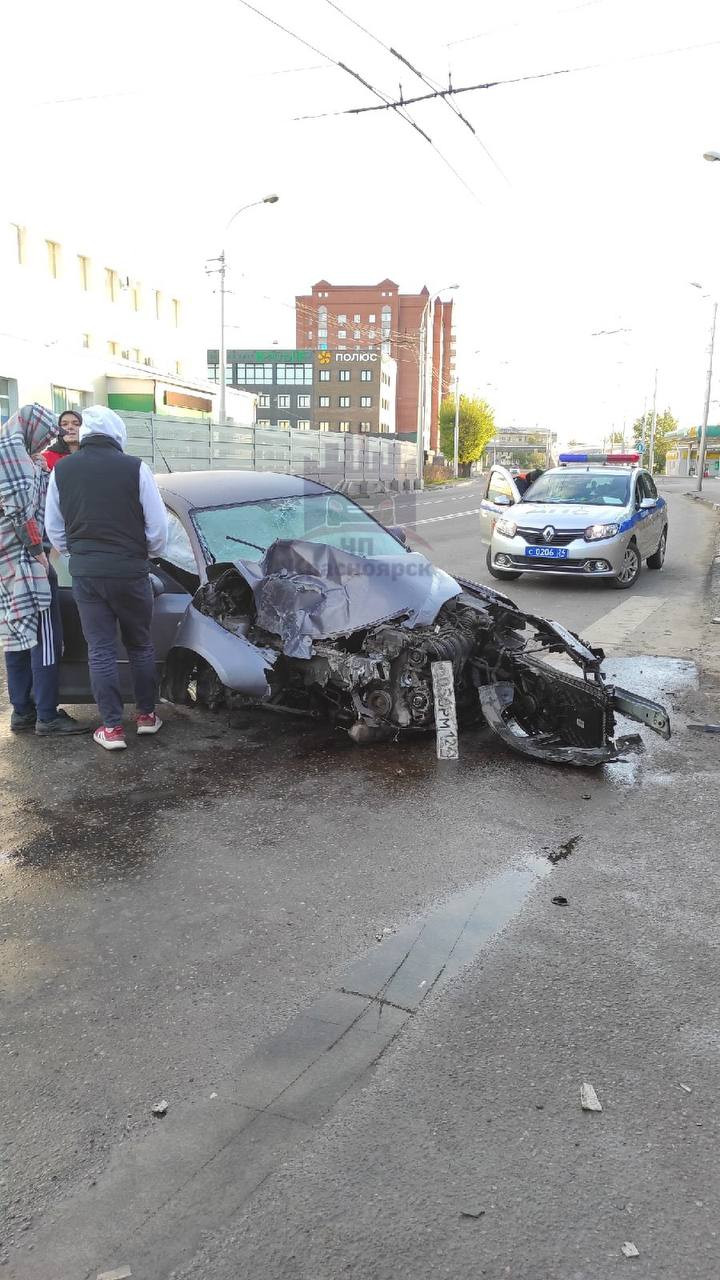 В Красноярске ночью Mazda врезалась в столб, пострадали две женщины |  08.06.2022 | Красноярск - БезФормата