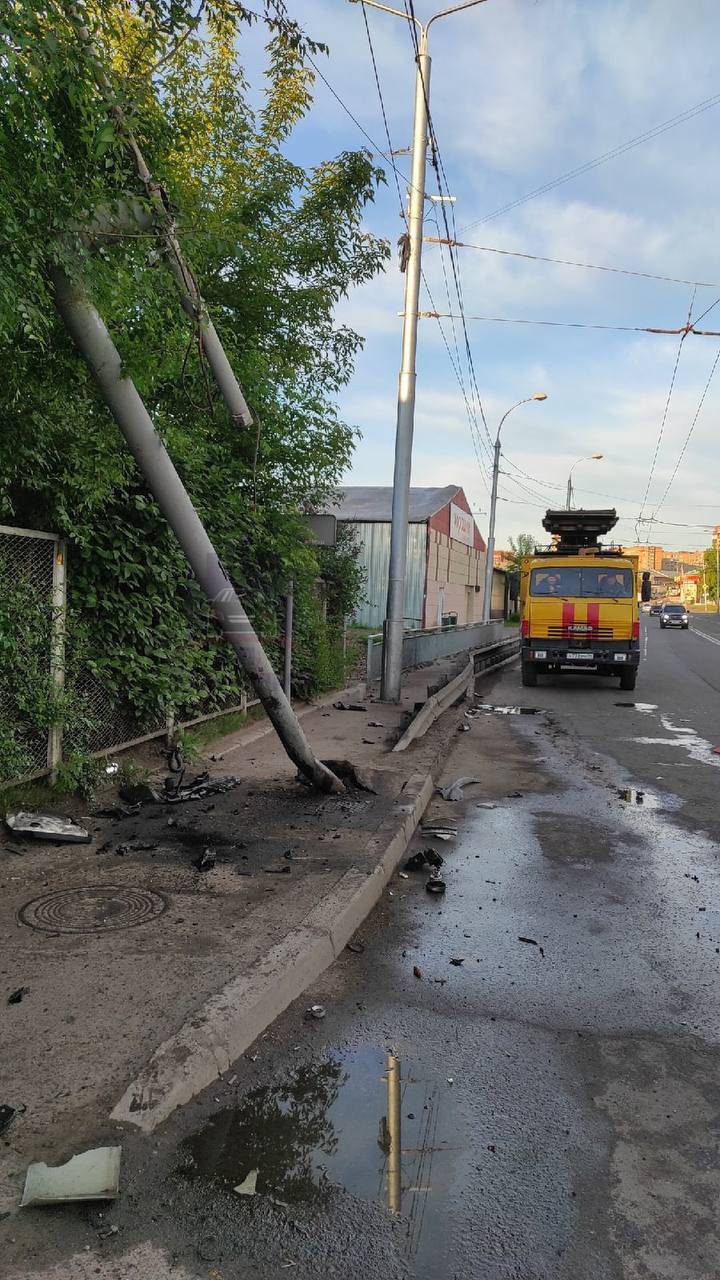 В Красноярске ночью Mazda врезалась в столб, пострадали две женщины |  08.06.2022 | Красноярск - БезФормата