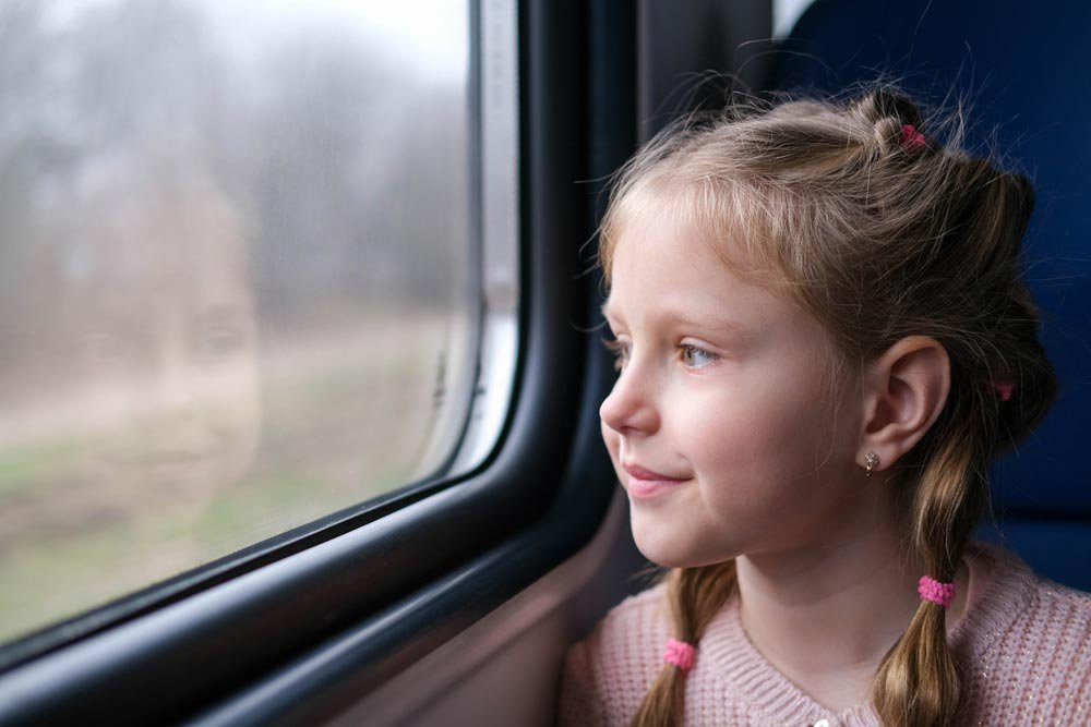 Продлили до 7 лет. Дети в электричке. Девочки-подростки в поезде. Детки в поезде.