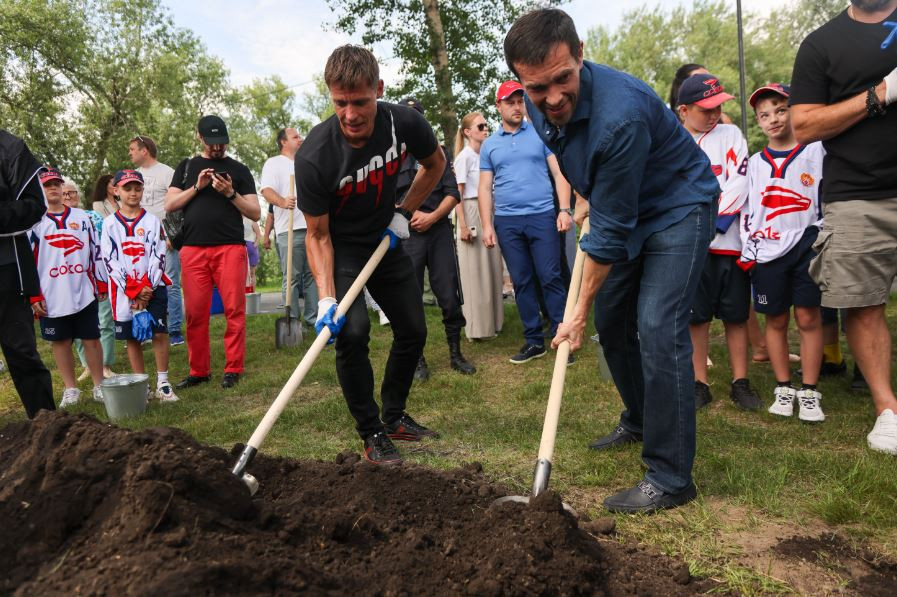 Александр Сёмин хоккеист и его жена