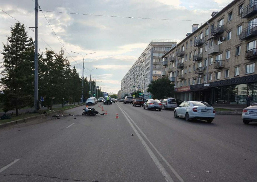 В Красноярске на Дубровинского мотоциклист врезался в столб и разбился  насмерть. Красноярский рабочий