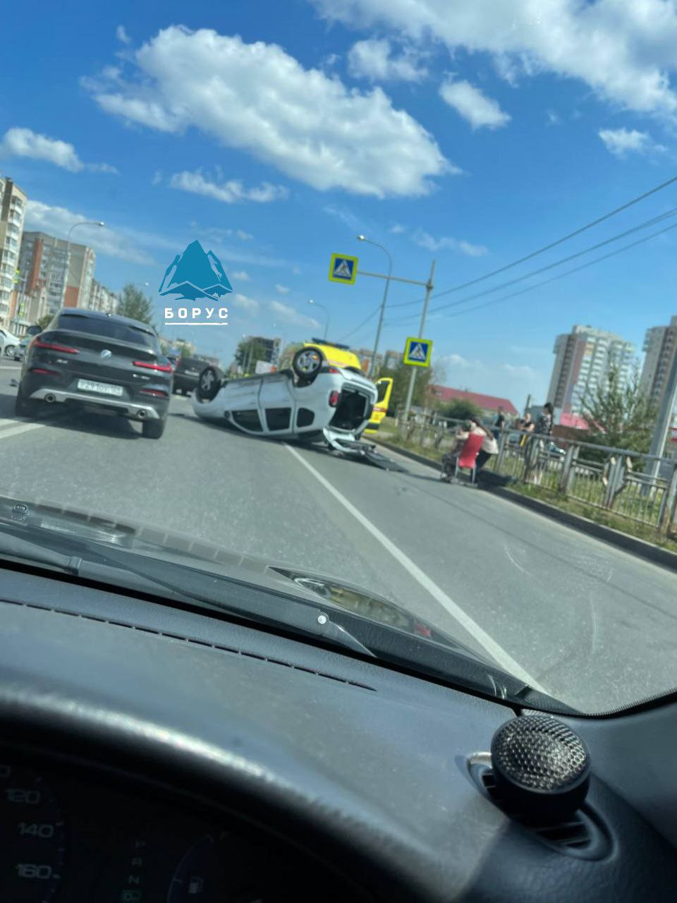 В Красноярске на улице Взлётной в результате ДТП перевернулась иномарка.  Красноярский рабочий