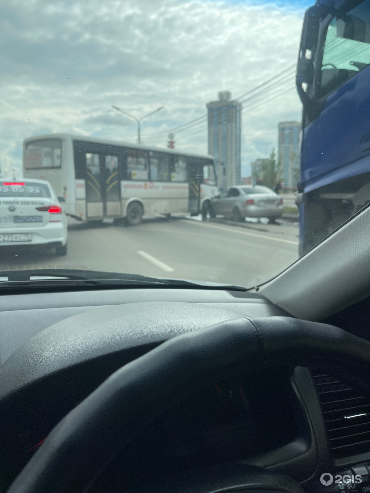 В Красноярске ДТП с автобусом №99 парализовало движение на улице Авиаторов  | 18.08.2022 | Красноярск - БезФормата