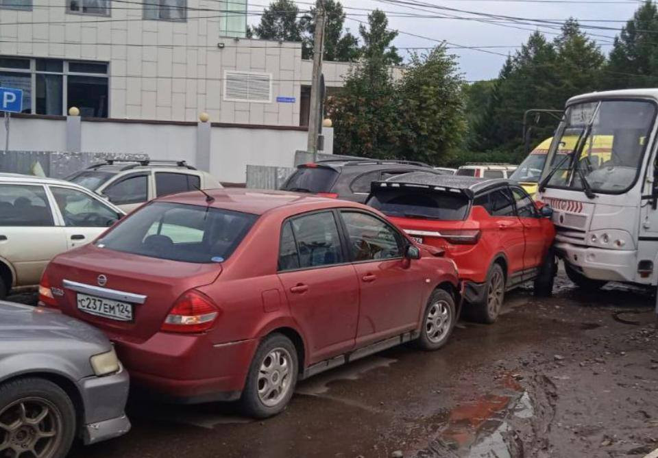Водитель автобуса не увидев встречную машину оказался виновником аварии